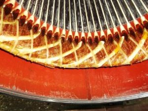 熟練した技術者が手作業で、一巻き一巻き、強い張力をかけながら隙間なく